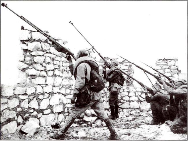 Советские бронебойщики и пехотинцы ведут огонь по самолетам противника Южный - фото 18
