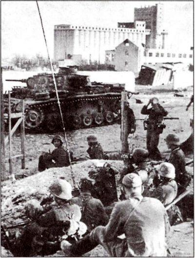 Немецкий командный пункт близ знаменитого элеватора который был ключом обороны - фото 45