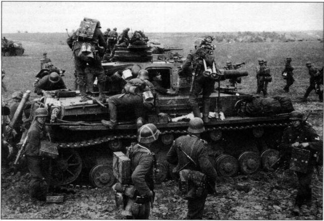 Немецкий танк PzKpfwIV и десант мотопехоты из 11й танковой дивизии Октябрь - фото 4