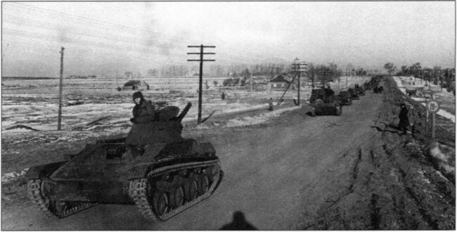 Советские танки Т60 из 28й танковой бригады выдвигаются на передовую - фото 15