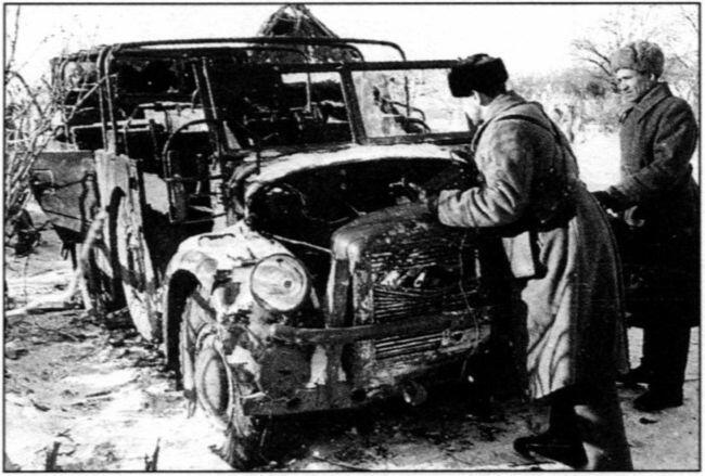 Советские бойцы осматривают грузовик Хорьх брошенный немцами под Тулой - фото 46