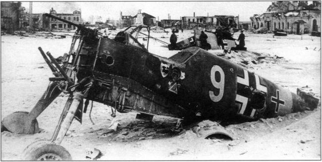 Останки немецкого самолета Bf 109 брошенные под Москвой во время отступления - фото 63