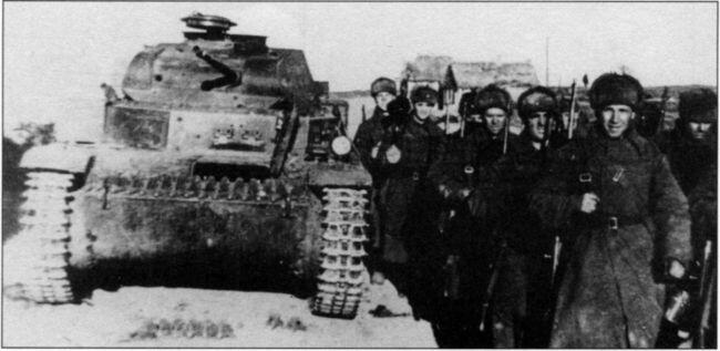Советская пехота проходит мимо брошенного немецкого танка PzKpfwII AusfC - фото 65
