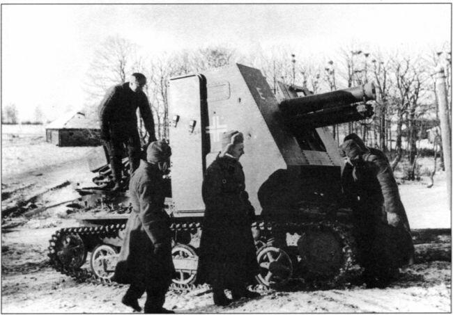 Захваченное советскими войсками 150мм немецкое самоходное орудие sIG 33 sf - фото 67