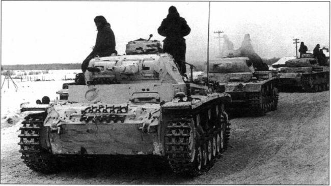 Колонна немецких танков PzKpfwIII отступает от Москвы Декабрь 1941 года - фото 69
