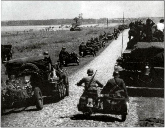 Механизированная колонна немецких войск быстро продвигается вглубь советской - фото 7