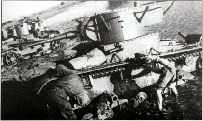 Советские танкисты моют Т26 после учений На заднем плане видны устаревшие - фото 12