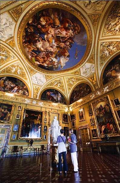 Интерьер музея Палаццо Питти напоминает средневековую крепость и это - фото 2