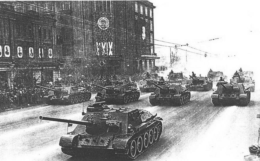 СУ100 на Крещатике Военный парад в Киеве 7 ноября 1949 года СУ122 Первые - фото 1