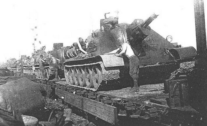 Эшелон с СУ122 перед отправкой на фронт Свердловск июнь 1943 года СГ122 - фото 6