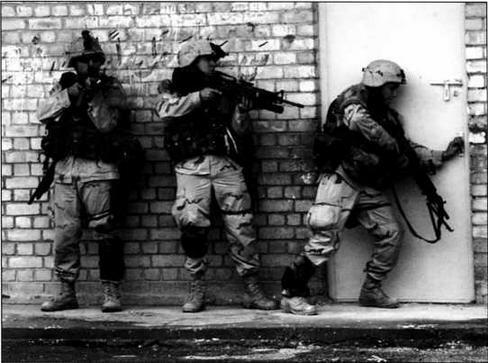 Американские солдаты в ходе операции по зачистке в Ираке Хотя организационно - фото 19