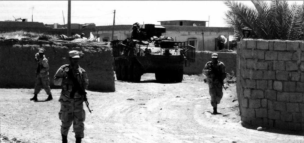 Совместное патрулирование американских и иракских сил Формирование вооруженных - фото 22