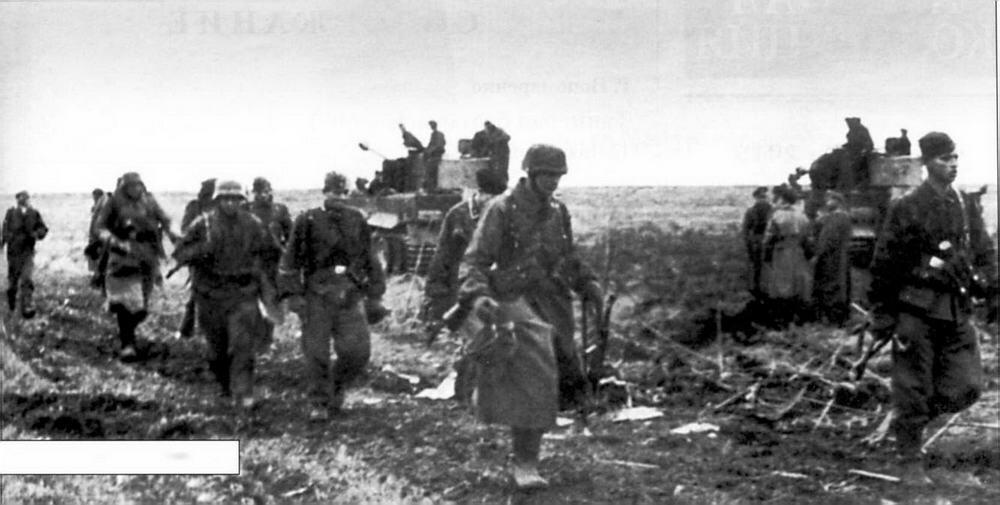 Вверху отступление немецких войск к Днепру осенью 1943 года превратилось в - фото 1
