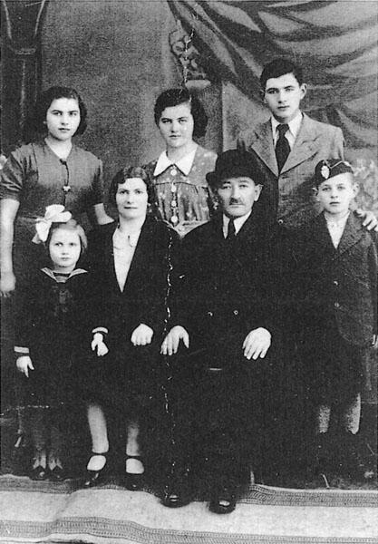Семья Рубинов примерно 1939й Слева направо передний ряд Илонка Роза - фото 1