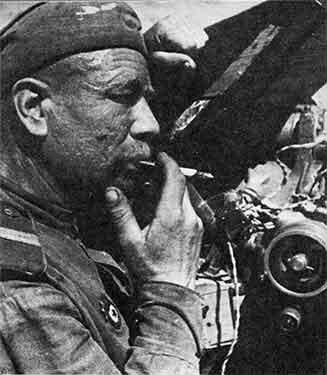 Наводчик орудия младший сержант А Мельников Фашисты сдаются в плен С - фото 15