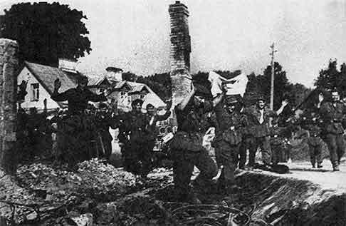 Фашисты сдаются в плен С поля боя Командующие армиями В Чуйков и В - фото 16