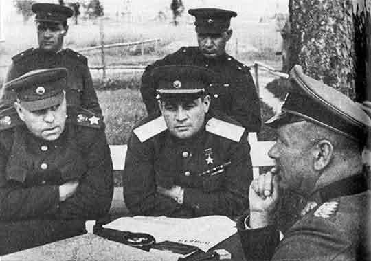 Маршал А Василевский и генерал И Черняховский допрашивают гитлеровского - фото 26