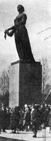 Фигура МатериРодины на Пискаревском кладбище в СанктПетербурге - фото 34