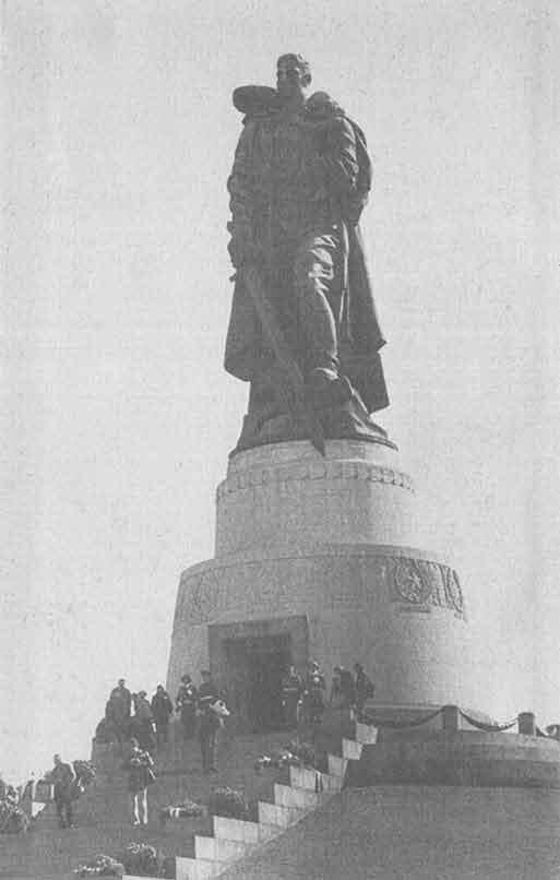 На обороте первого форзаца Памятник Воинуосвободителю в Берлине Скульптор Е - фото 67