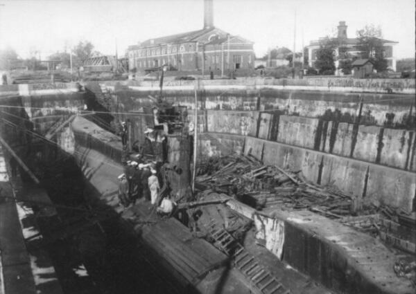 Подводная лодка L55 в сухом ДОКе после подъема Кронштадт 1928 год - фото 16