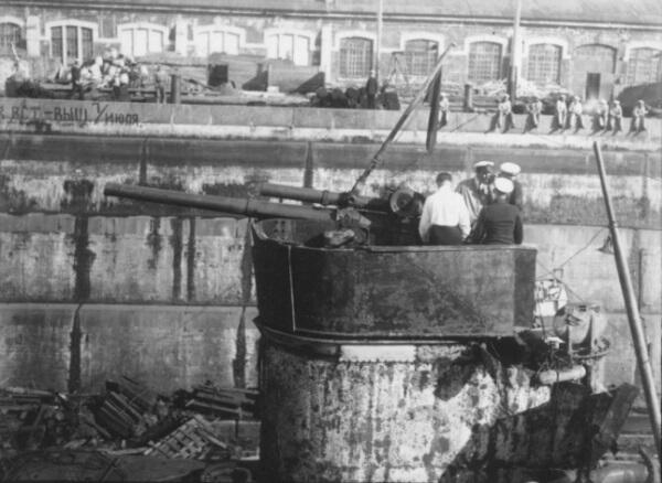 Подводная лодка L55 в сухом ДОКе после подъема Кронштадт 1928 год - фото 17