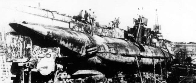 Подводная лодка L55 в сухом ДОКе после подъема Кронштадт 1928 год - фото 19