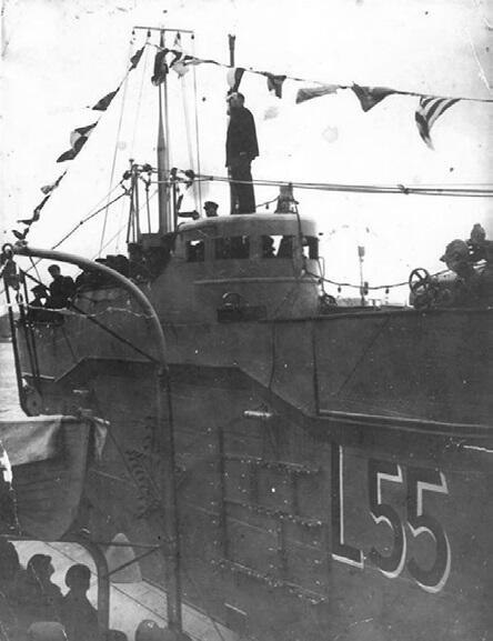 Митинг на подводной лодке Л55 при вступлении в строй под флагом ВМФ СССР - фото 22