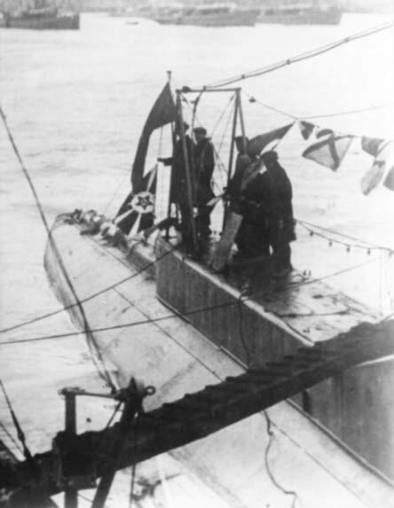 Митинг на подводной лодке Л55 при вступлении в строй под флагом ВМФ СССР - фото 23
