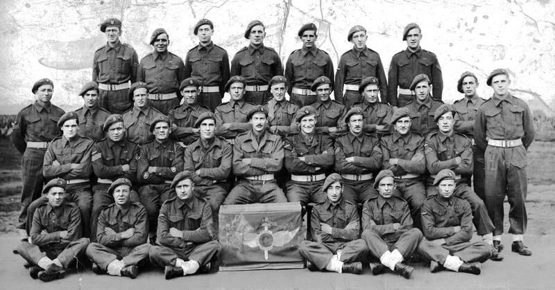 Мой двоюродный дедушка Джордж Вуд сержант сидит вторым слева во втором ряду - фото 5