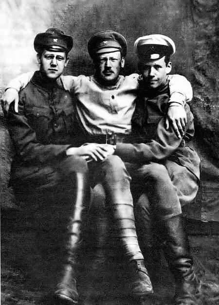 Сергей Эйзенштейн справа с сослуживцами ок 1919 Когда в октябре 1917 года - фото 3