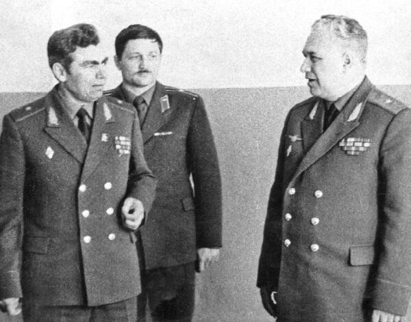 Слева тот самый генерал Борисов Мы его уважали Правда видели его редко - фото 3