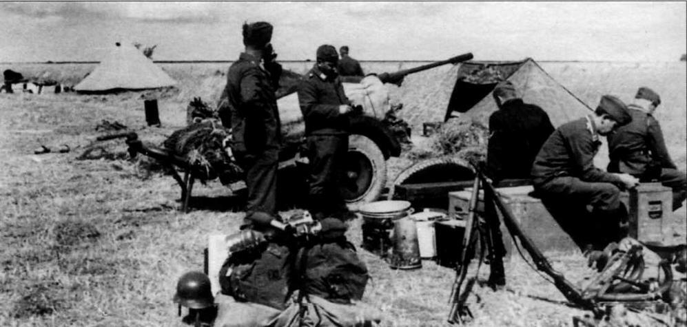 Расчет 20мм зенитного орудия Flak38 одной из авиаполевых дивизий Западного - фото 14