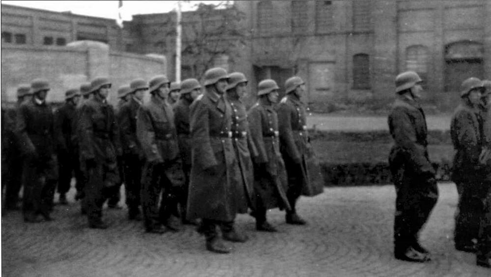 Солдаты авиаполевой дивизии следуют в казарму осень 1943 г Некоторые из них - фото 16