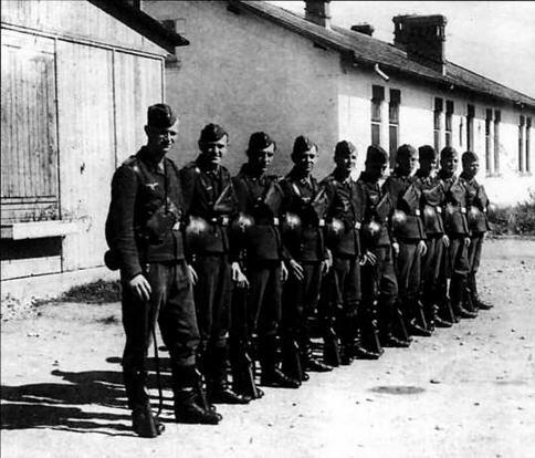 Пехотинцы Люфтваффе в боевом снаряжении 19401942 гг Солдаты - фото 7