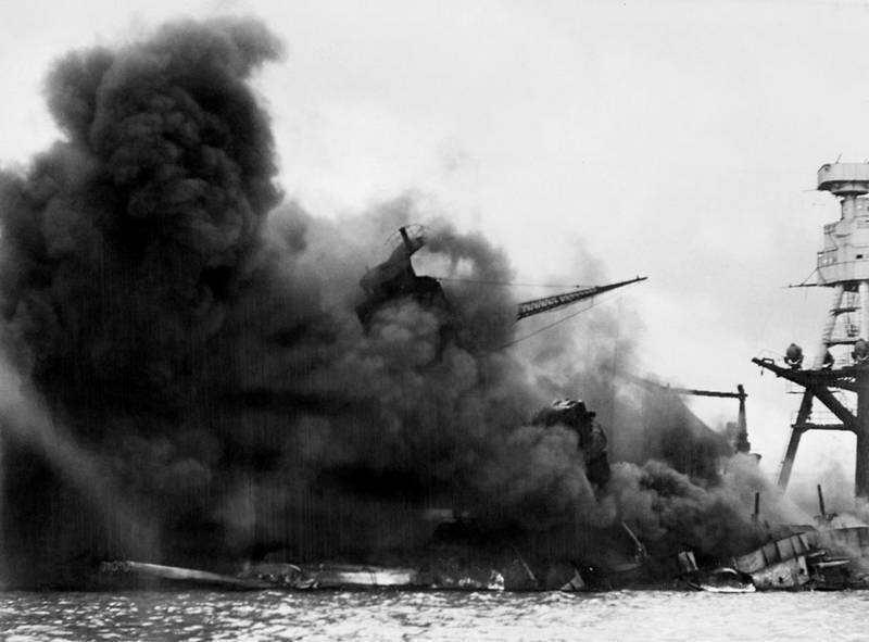 Пожар на линкоре Аризона после налета японской авиации на ПерлХарбор 7 - фото 7