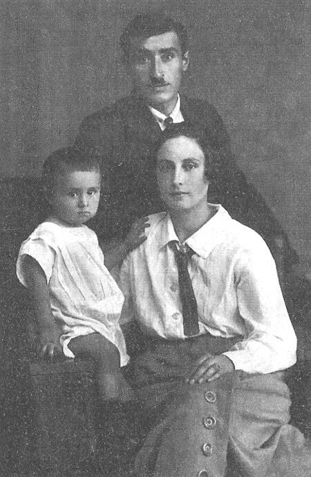 Отец Аркадий Григорьевич мать Лидия Ивановна с маленьким Эдиком 1926 г - фото 4