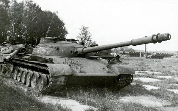 Опытный образец среднего танка объект 140 Эта машина также вооружена 100мм - фото 4