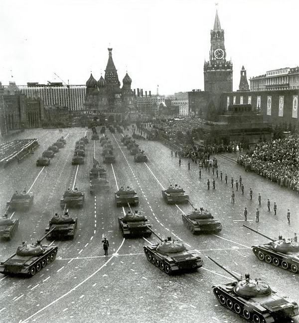 Танки Т62 проходят по Красной площади во время парада 1 мая 1966 года Судя по - фото 12