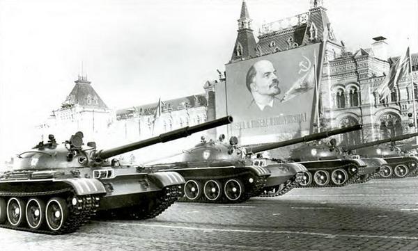 Т62 на Красной площади 7 ноября 1967 года Помимо гладкоствольной пушки - фото 13
