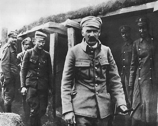 Юзеф Пилсудский с легионерами на Волыни 1916 г Бей большевика Польский - фото 3