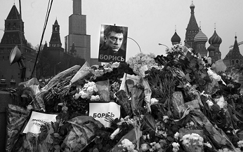 Цветы на месте убийства Бориса Немцова 2 марта На европейские базы НАТО - фото 7