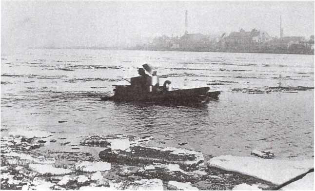 Танк Т33 на плаву во время показа М Тухачевскому Ленинград 10 апреля 1932 - фото 7