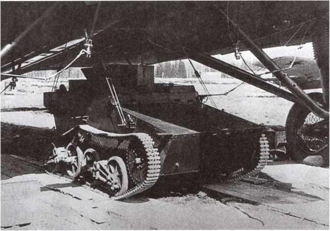 Серийный танк Т41 на подвеске под фюзеляжем бомбардировщика ТБ3 во время - фото 13