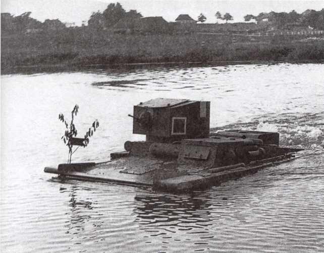 Танк Т37А с бронекорпусом производства Ижорского завода преодолевает водную - фото 22
