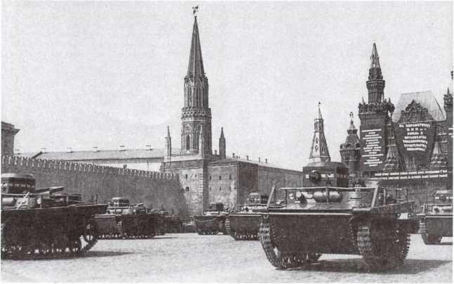Радийные танки Т37А проходят по Красной площади во время парада Москва 1 мая - фото 26