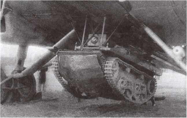 Танк Т37А на подвеске под бомбардировщиком ТБ3 перед сбрасыванием на воду - фото 28