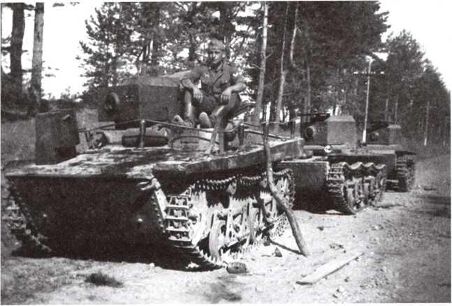 Оставленные изза поломок или отсутствия горючего легкие танки Т37А впереди - фото 104