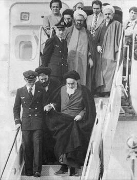 Возвращение аятоллы Хомейни в Иран после 14 лет изгнания одно из ключевых - фото 12