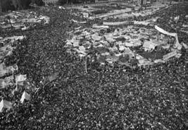 Тысячи египтян собирались на площади Тахрир в Каире чтобы выразить гнев и - фото 15