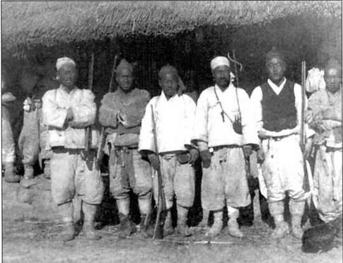 Члены отрядов Ыйбён ок 1900 г Однако аналогичным образом могли выглядеть и - фото 5